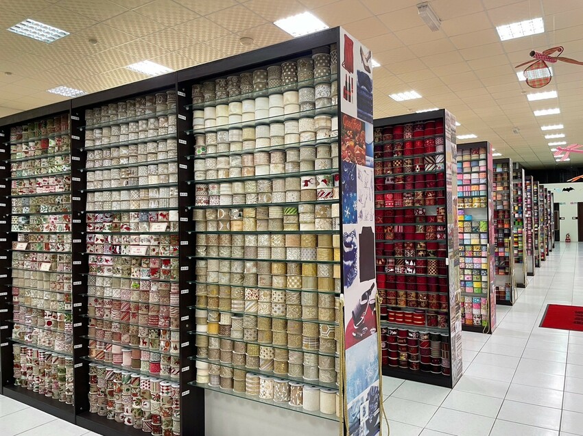 彰化縣鹿港鎮【彰化景點】緞帶王觀光工廠,免費紮綁你的夢!免門票還送DIY緞帶與染色,緞帶巨型機器人,彩虹步道玩古早童玩,織帶製造現場看,7萬種華麗緞帶博物館與創意恐龍卡通作品,美食街小吃多樣選,好吃好