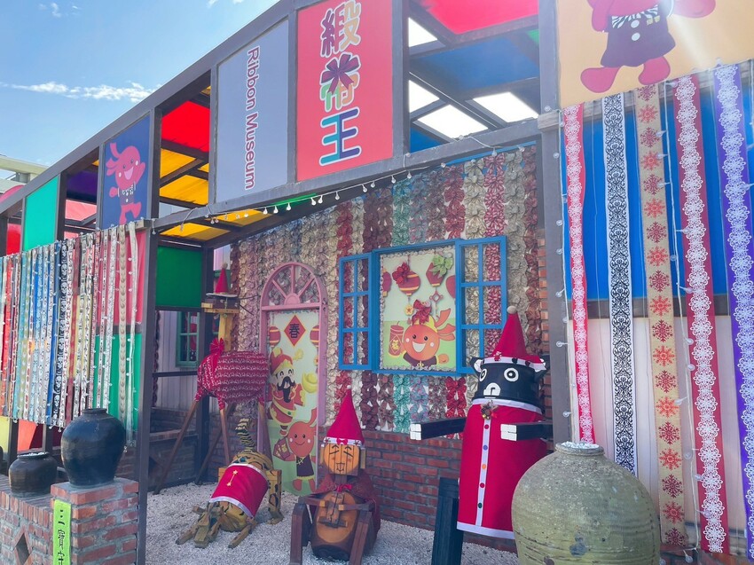 彰化縣鹿港鎮【彰化景點】緞帶王觀光工廠,免費紮綁你的夢!免門票還送DIY緞帶與染色,緞帶巨型機器人,彩虹步道玩古早童玩,織帶製造現場看,7萬種華麗緞帶博物館與創意恐龍卡通作品,美食街小吃多樣選,好吃好