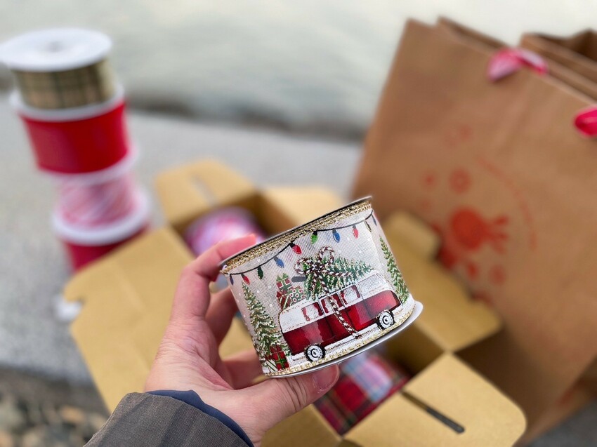 彰化縣鹿港鎮【彰化景點】緞帶王觀光工廠,免費紮綁你的夢!免門票還送DIY緞帶與染色,緞帶巨型機器人,彩虹步道玩古早童玩,織帶製造現場看,7萬種華麗緞帶博物館與創意恐龍卡通作品,美食街小吃多樣選,好吃好