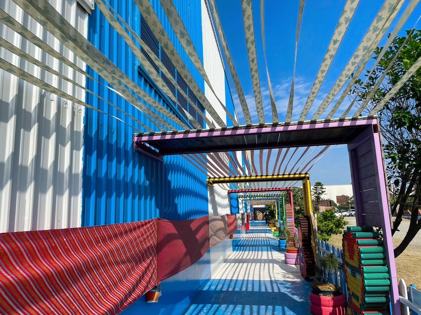 彰化縣鹿港鎮【彰化景點】緞帶王觀光工廠,免費紮綁你的夢!免門票還送DIY緞帶與染色,緞帶巨型機器人,彩虹步道玩古早童玩,織帶製造現場看,7萬種華麗緞帶博物館與創意恐龍卡通作品,美食街小吃多樣選,好吃好