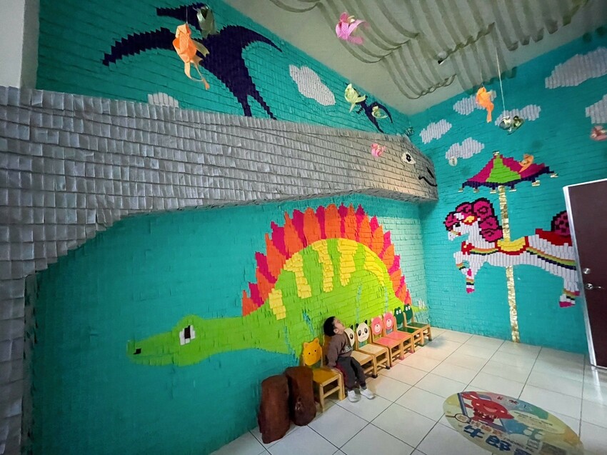 彰化縣鹿港鎮【彰化景點】緞帶王觀光工廠,免費紮綁你的夢!免門票還送DIY緞帶與染色,緞帶巨型機器人,彩虹步道玩古早童玩,織帶製造現場看,7萬種華麗緞帶博物館與創意恐龍卡通作品,美食街小吃多樣選,好吃好