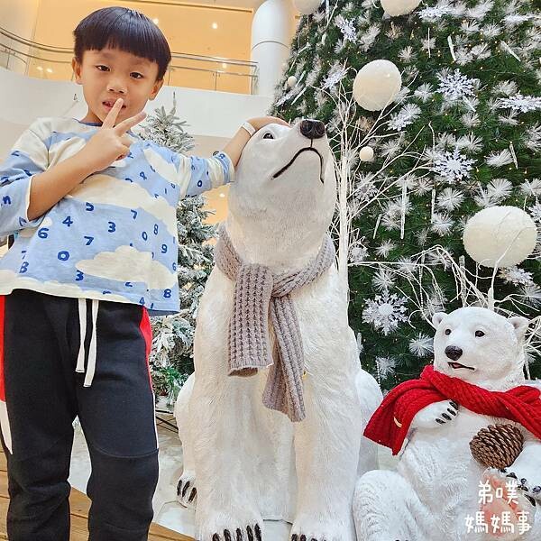 高雄市前鎮區【高雄‧前鎮】SKM Park Outlets 高雄草衙/鈴鹿賽道樂園│高雄下雪了!森林耶誕村! 搭捷運就能到!