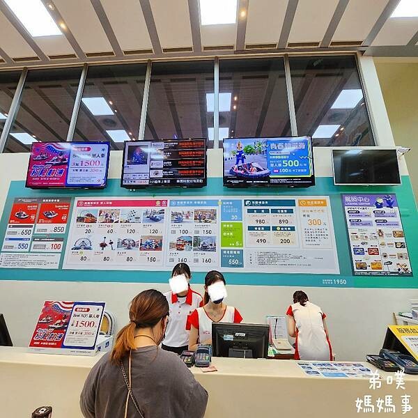 高雄市前鎮區【高雄‧前鎮】SKM Park Outlets 高雄草衙/鈴鹿賽道樂園│高雄下雪了!森林耶誕村! 搭捷運就能到!