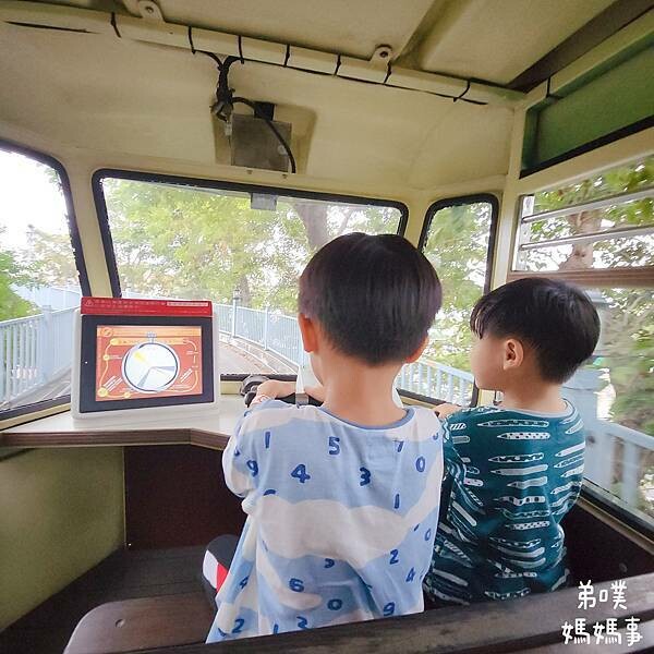 高雄市前鎮區【高雄‧前鎮】SKM Park Outlets 高雄草衙/鈴鹿賽道樂園│高雄下雪了!森林耶誕村! 搭捷運就能到!