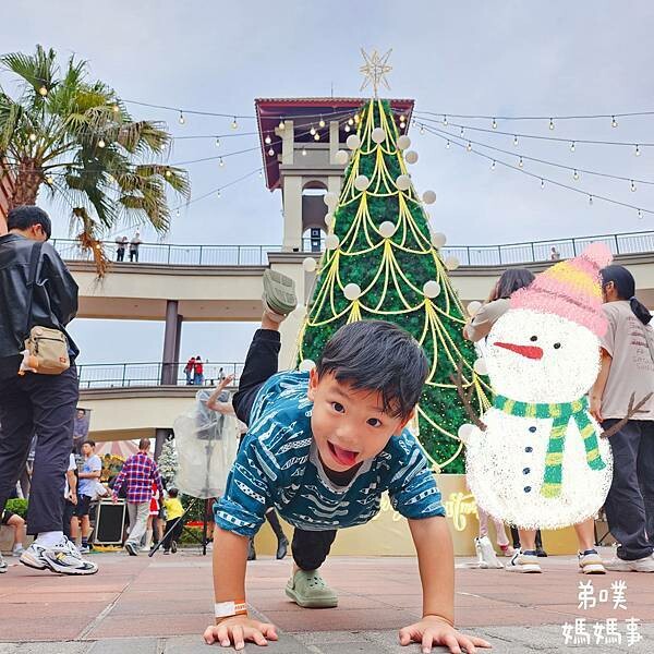 高雄市前鎮區【高雄‧前鎮】SKM Park Outlets 高雄草衙/鈴鹿賽道樂園│高雄下雪了!森林耶誕村! 搭捷運就能到!