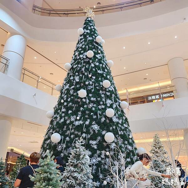 高雄市前鎮區【高雄‧前鎮】SKM Park Outlets 高雄草衙/鈴鹿賽道樂園│高雄下雪了!森林耶誕村! 搭捷運就能到!