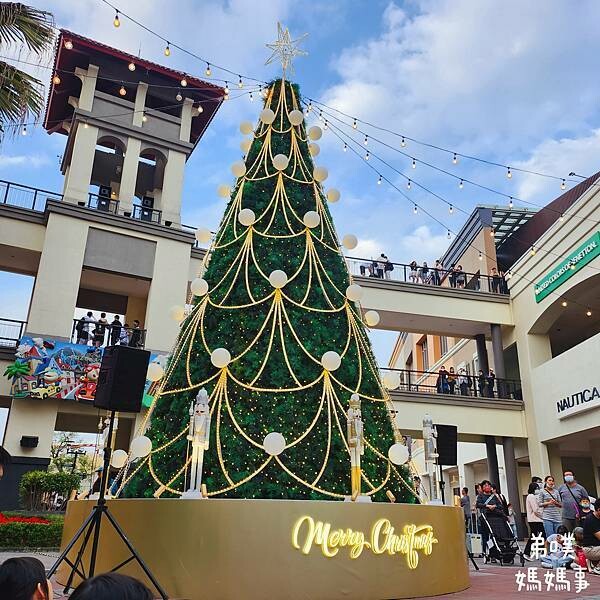 高雄市前鎮區【高雄‧前鎮】SKM Park Outlets 高雄草衙/鈴鹿賽道樂園│高雄下雪了!森林耶誕村! 搭捷運就能到!