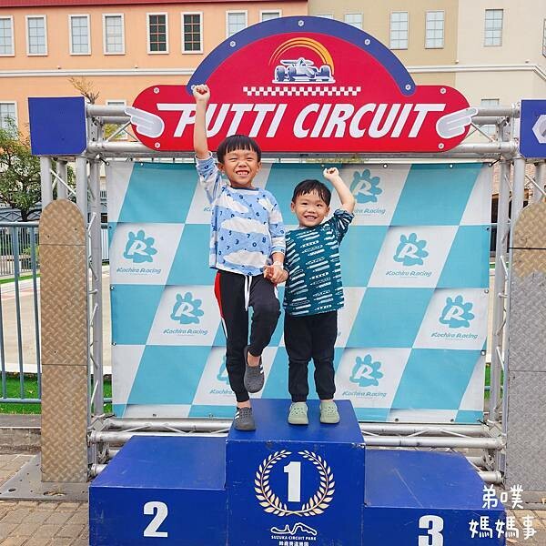 高雄市前鎮區【高雄‧前鎮】SKM Park Outlets 高雄草衙/鈴鹿賽道樂園│高雄下雪了!森林耶誕村! 搭捷運就能到!