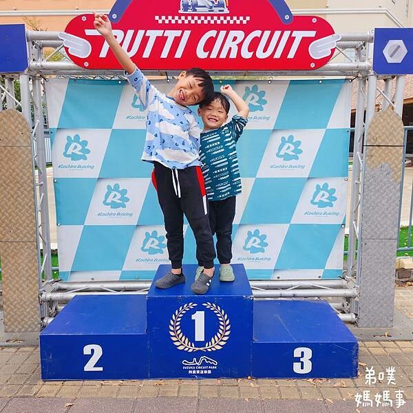 高雄市前鎮區【高雄‧前鎮】SKM Park Outlets 高雄草衙/鈴鹿賽道樂園│高雄下雪了!森林耶誕村! 搭捷運就能到!