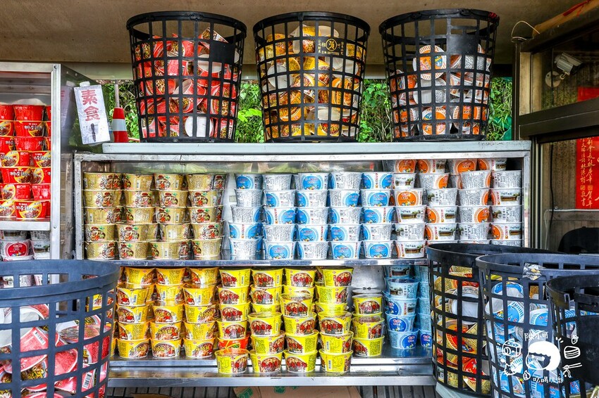 南投縣中寮鄉24小時開放免費景點，拜拜還可以免費吃泡麵的泡麵土地公！最高紀錄一天被吃掉3.6萬碗