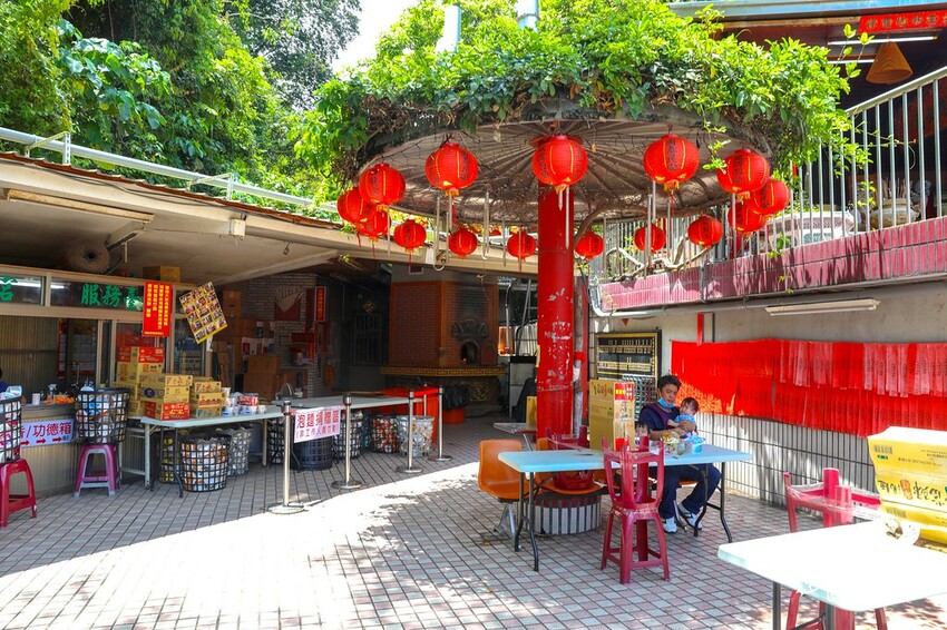 南投縣中寮鄉24小時開放免費景點，拜拜還可以免費吃泡麵的泡麵土地公！最高紀錄一天被吃掉3.6萬碗