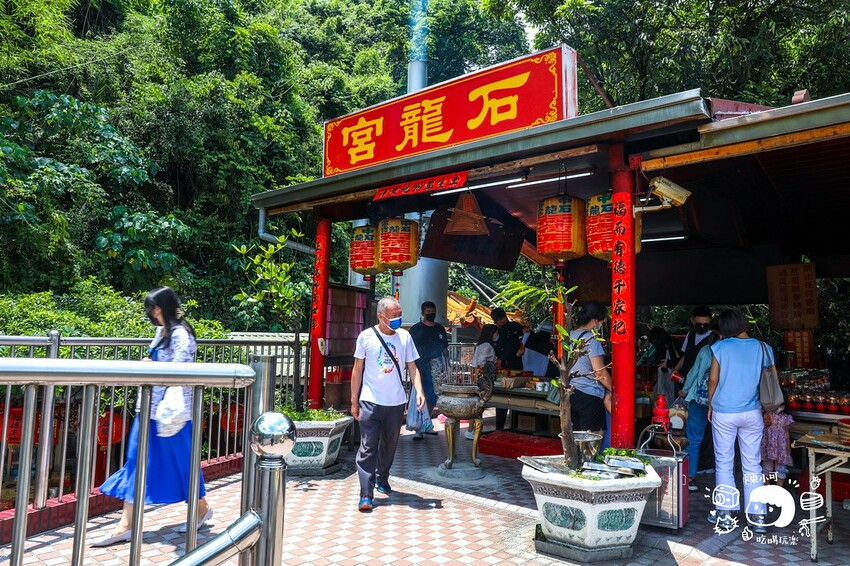 南投縣中寮鄉24小時開放免費景點，拜拜還可以免費吃泡麵的泡麵土地公！最高紀錄一天被吃掉3.6萬碗