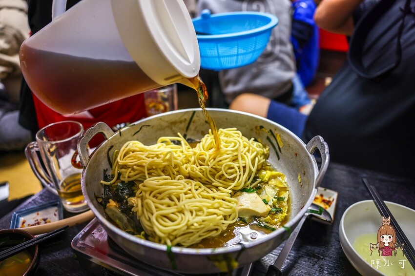 日本只開五小時,在地超過40年老店,想吃要排隊!老字號牛腸鍋竟然還有加麵吃到飽