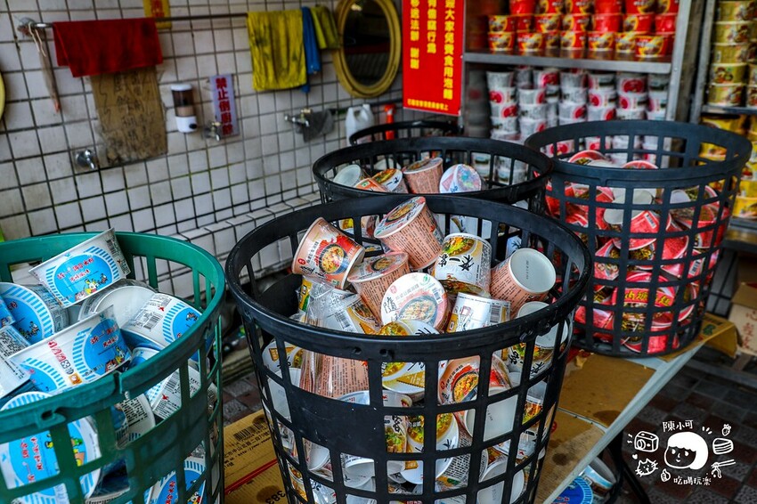 南投縣中寮鄉24小時開放免費景點，拜拜還可以免費吃泡麵的泡麵土地公！最高紀錄一天被吃掉3.6萬碗