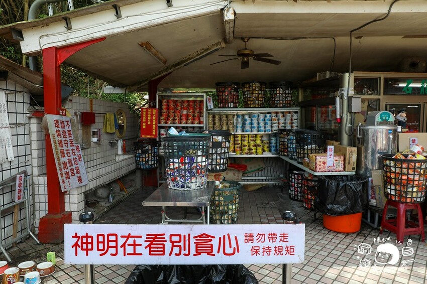 南投縣中寮鄉24小時開放免費景點，拜拜還可以免費吃泡麵的泡麵土地公！最高紀錄一天被吃掉3.6萬碗