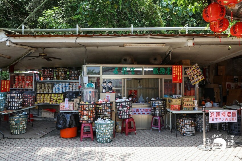 南投縣中寮鄉24小時開放免費景點，拜拜還可以免費吃泡麵的泡麵土地公！最高紀錄一天被吃掉3.6萬碗