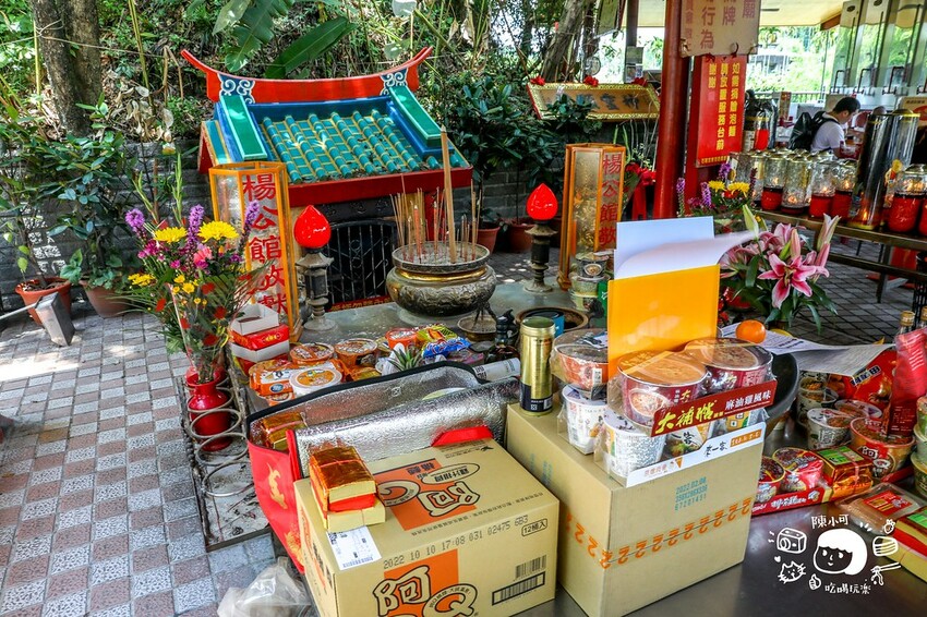 南投縣中寮鄉24小時開放免費景點，拜拜還可以免費吃泡麵的泡麵土地公！最高紀錄一天被吃掉3.6萬碗