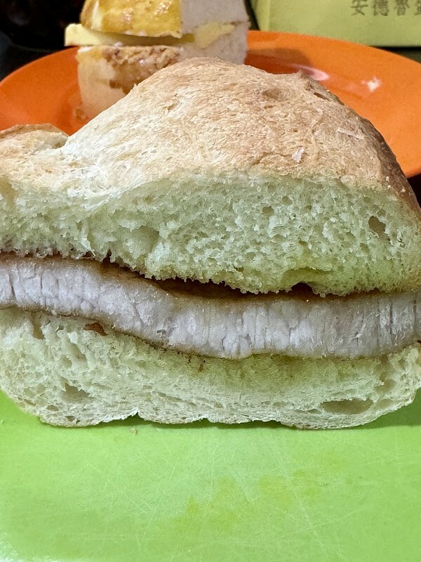 澳門澳門美食｜處處都能瞧見的澳門小吃～澳門大利來記豬扒包（總店）。