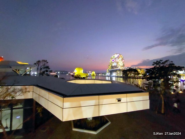 「黃色小鴨 Rubber Duck」由荷蘭藝術家霍夫曼(Florentijn Hofman)創作 exhibitied at Koashiung harbour from 2024.01.27 ~ 2024.02.25, by SJKen, Jan 27, 2024.