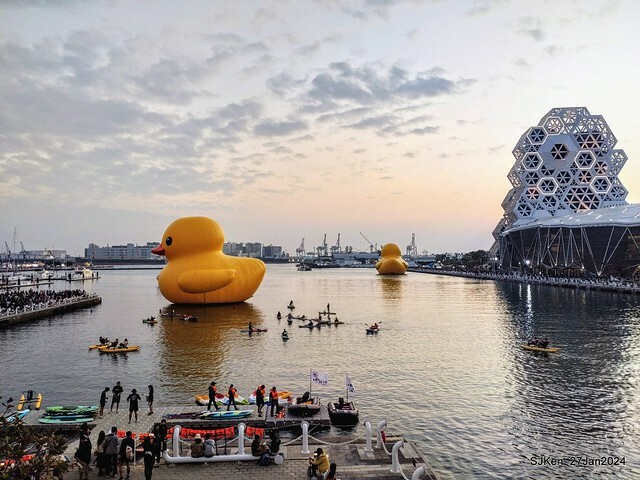 「黃色小鴨 Rubber Duck」由荷蘭藝術家霍夫曼(Florentijn Hofman)創作 exhibitied at Koashiung harbour from 2024.01.27 ~ 2024.02.25, by SJKen, Jan 27, 2024.