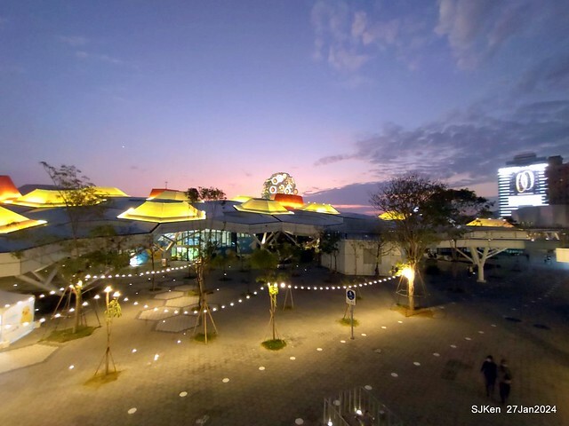 「黃色小鴨 Rubber Duck」由荷蘭藝術家霍夫曼(Florentijn Hofman)創作 exhibitied at Koashiung harbour from 2024.01.27 ~ 2024.02.25, by SJKen, Jan 27, 2024.