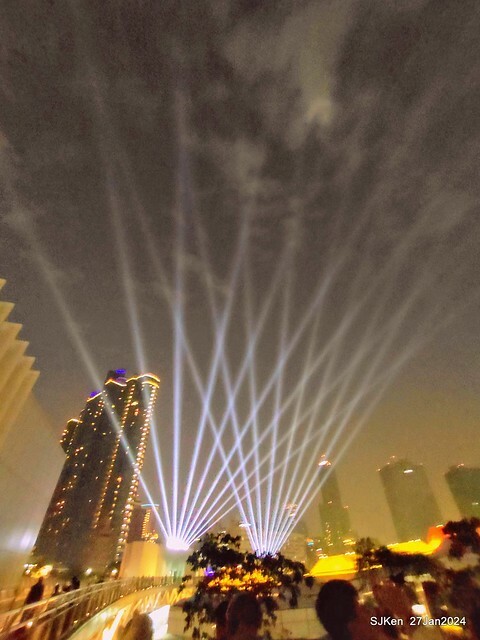 「黃色小鴨 Rubber Duck」由荷蘭藝術家霍夫曼(Florentijn Hofman)創作 exhibitied at Koashiung harbour from 2024.01.27 ~ 2024.02.25, by SJKen, Jan 27, 2024.