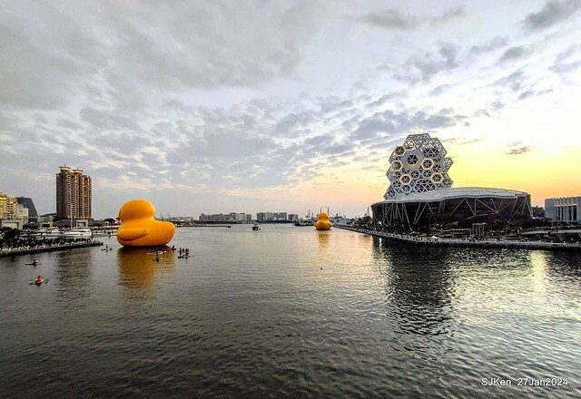 「黃色小鴨 Rubber Duck」由荷蘭藝術家霍夫曼(Florentijn Hofman)創作 exhibitied at Koashiung harbour from 2024.01.27 ~ 2024.02.25, by SJKen, Jan 27, 2024.
