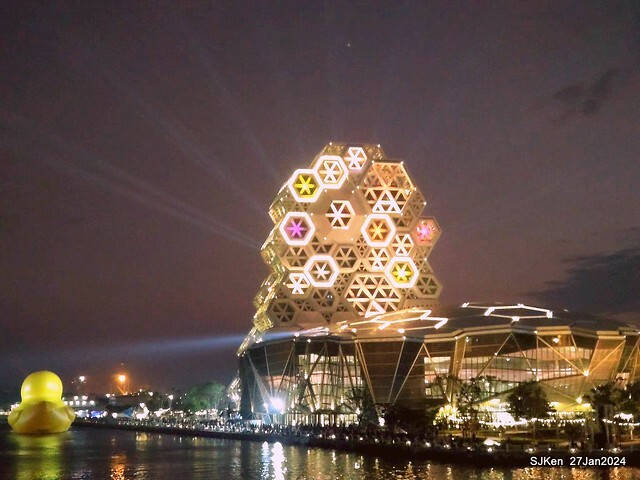 「黃色小鴨 Rubber Duck」由荷蘭藝術家霍夫曼(Florentijn Hofman)創作 exhibitied at Koashiung harbour from 2024.01.27 ~ 2024.02.25, by SJKen, Jan 27, 2024.