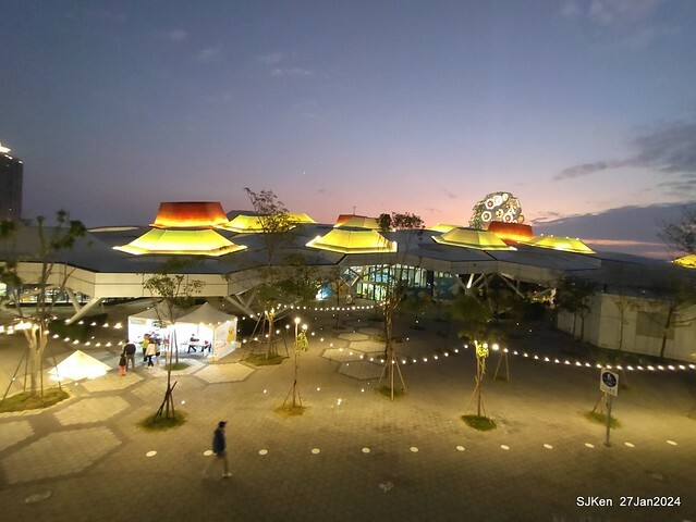 「黃色小鴨 Rubber Duck」由荷蘭藝術家霍夫曼(Florentijn Hofman)創作 exhibitied at Koashiung harbour from 2024.01.27 ~ 2024.02.25, by SJKen, Jan 27, 2024.