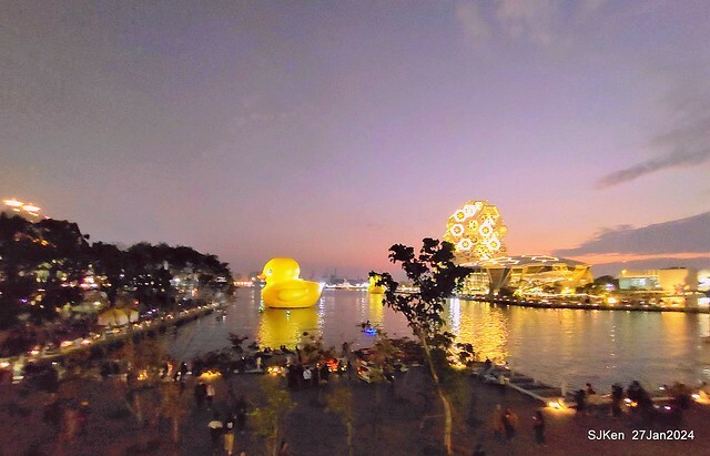 「黃色小鴨 Rubber Duck」由荷蘭藝術家霍夫曼(Florentijn Hofman)創作 exhibitied at Koashiung harbour from 2024.01.27 ~ 2024.02.25, by SJKen, Jan 27, 2024.