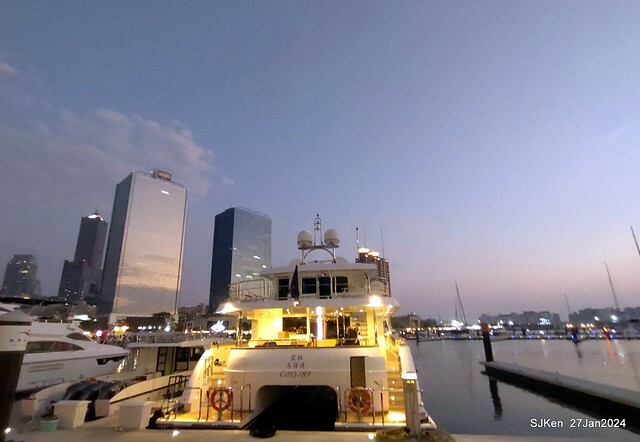 「黃色小鴨 Rubber Duck」由荷蘭藝術家霍夫曼(Florentijn Hofman)創作 exhibitied at Koashiung harbour from 2024.01.27 ~ 2024.02.25, by SJKen, Jan 27, 2024.