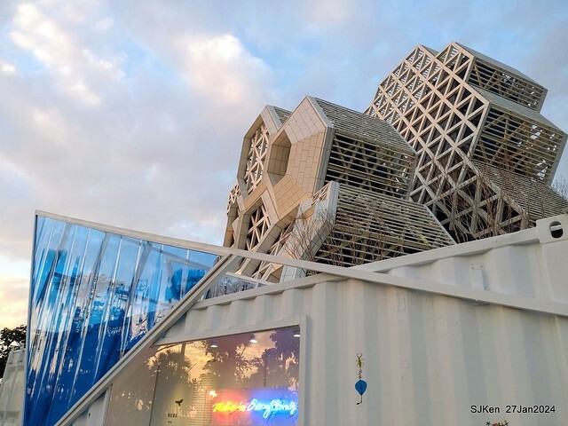 「黃色小鴨 Rubber Duck」由荷蘭藝術家霍夫曼(Florentijn Hofman)創作 exhibitied at Koashiung harbour from 2024.01.27 ~ 2024.02.25, by SJKen, Jan 27, 2024.