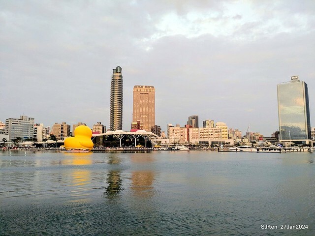 「黃色小鴨 Rubber Duck」由荷蘭藝術家霍夫曼(Florentijn Hofman)創作 exhibitied at Koashiung harbour from 2024.01.27 ~ 2024.02.25, by SJKen, Jan 27, 2024.