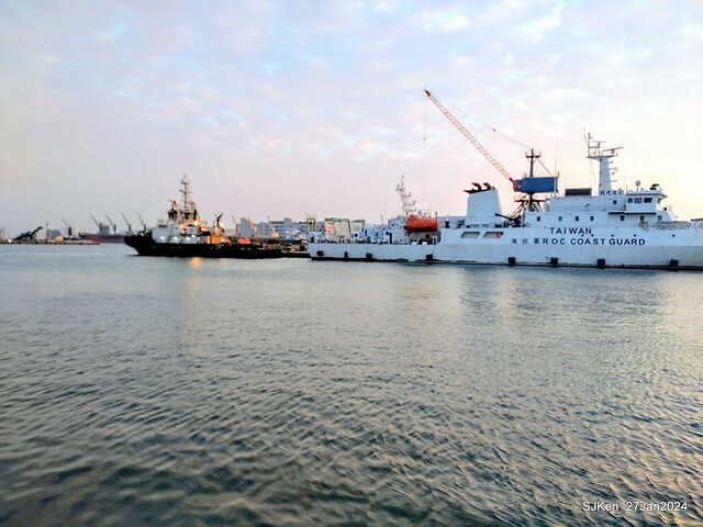 「黃色小鴨 Rubber Duck」由荷蘭藝術家霍夫曼(Florentijn Hofman)創作 exhibitied at Koashiung harbour from 2024.01.27 ~ 2024.02.25, by SJKen, Jan 27, 2024.