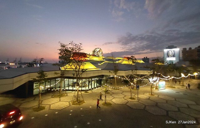 「黃色小鴨 Rubber Duck」由荷蘭藝術家霍夫曼(Florentijn Hofman)創作 exhibitied at Koashiung harbour from 2024.01.27 ~ 2024.02.25, by SJKen, Jan 27, 2024.