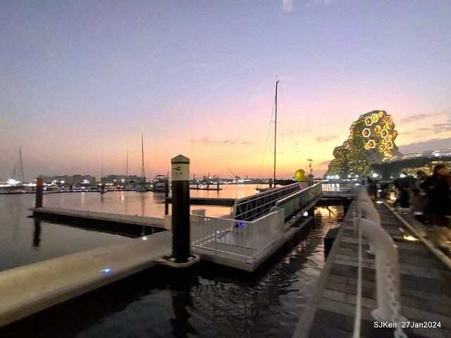 「黃色小鴨 Rubber Duck」由荷蘭藝術家霍夫曼(Florentijn Hofman)創作 exhibitied at Koashiung harbour from 2024.01.27 ~ 2024.02.25, by SJKen, Jan 27, 2024.