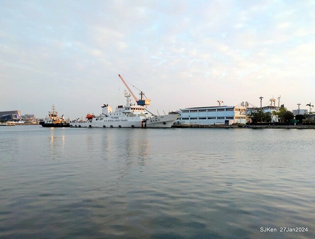 「黃色小鴨 Rubber Duck」由荷蘭藝術家霍夫曼(Florentijn Hofman)創作 exhibitied at Koashiung harbour from 2024.01.27 ~ 2024.02.25, by SJKen, Jan 27, 2024.