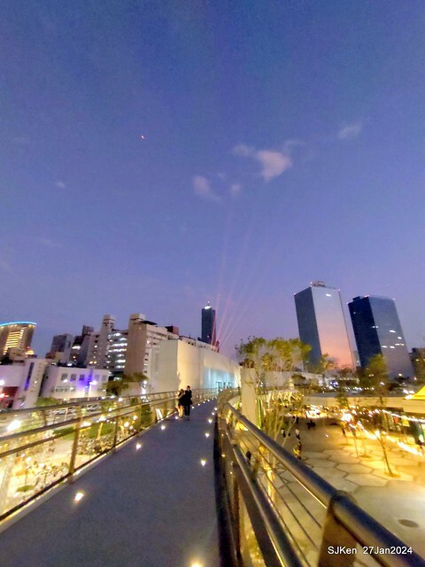 「黃色小鴨 Rubber Duck」由荷蘭藝術家霍夫曼(Florentijn Hofman)創作 exhibitied at Koashiung harbour from 2024.01.27 ~ 2024.02.25, by SJKen, Jan 27, 2024.