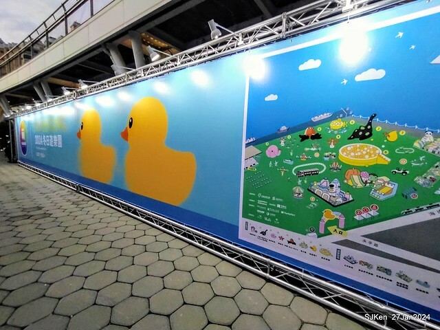 「黃色小鴨 Rubber Duck」由荷蘭藝術家霍夫曼(Florentijn Hofman)創作 exhibitied at Koashiung harbour from 2024.01.27 ~ 2024.02.25, by SJKen, Jan 27, 2024.