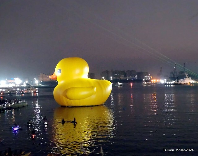 「黃色小鴨 Rubber Duck」由荷蘭藝術家霍夫曼(Florentijn Hofman)創作 exhibitied at Koashiung harbour from 2024.01.27 ~ 2024.02.25, by SJKen, Jan 27, 2024.