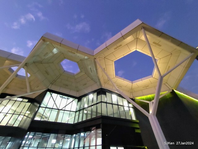 「黃色小鴨 Rubber Duck」由荷蘭藝術家霍夫曼(Florentijn Hofman)創作 exhibitied at Koashiung harbour from 2024.01.27 ~ 2024.02.25, by SJKen, Jan 27, 2024.