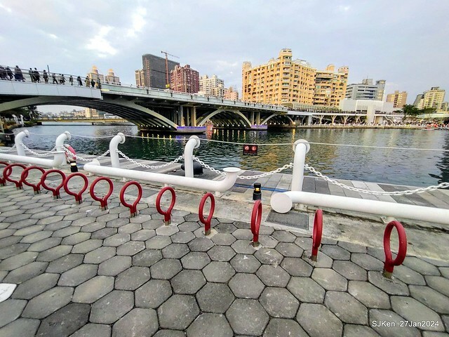 「黃色小鴨 Rubber Duck」由荷蘭藝術家霍夫曼（Florentijn Hofman）創作  exhibitied at Koashiung harbour from 2024.01.27 ~ 2024.02.25, by SJKen, Jan 27, 2024.