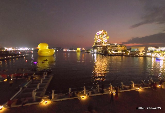 「黃色小鴨 Rubber Duck」由荷蘭藝術家霍夫曼(Florentijn Hofman)創作 exhibitied at Koashiung harbour from 2024.01.27 ~ 2024.02.25, by SJKen, Jan 27, 2024.