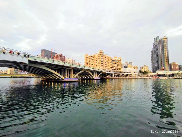 「黃色小鴨 Rubber Duck」由荷蘭藝術家霍夫曼(Florentijn Hofman)創作 exhibitied at Koashiung harbour from 2024.01.27 ~ 2024.02.25, by SJKen, Jan 27, 2024.