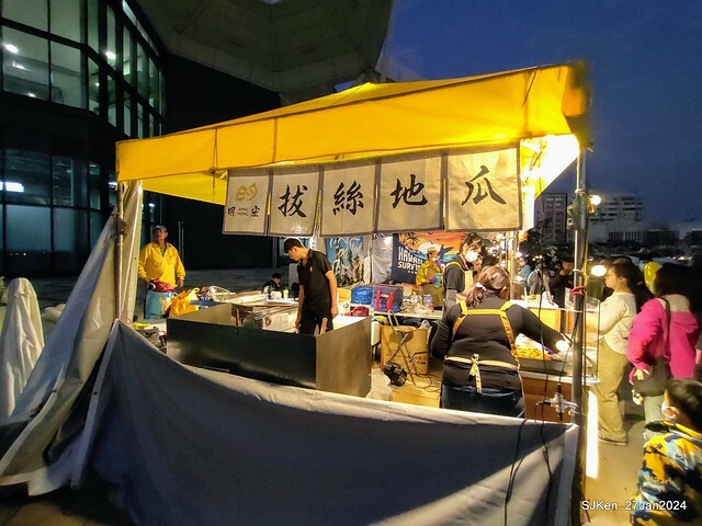 「黃色小鴨 Rubber Duck」由荷蘭藝術家霍夫曼(Florentijn Hofman)創作 exhibitied at Koashiung harbour from 2024.01.27 ~ 2024.02.25, by SJKen, Jan 27, 2024.