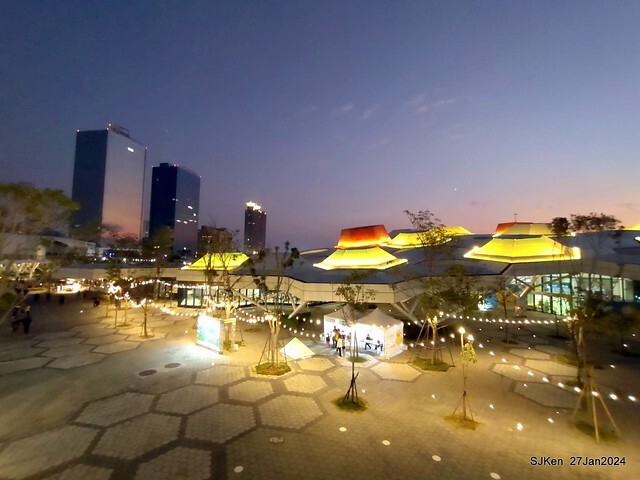 「黃色小鴨 Rubber Duck」由荷蘭藝術家霍夫曼(Florentijn Hofman)創作 exhibitied at Koashiung harbour from 2024.01.27 ~ 2024.02.25, by SJKen, Jan 27, 2024.