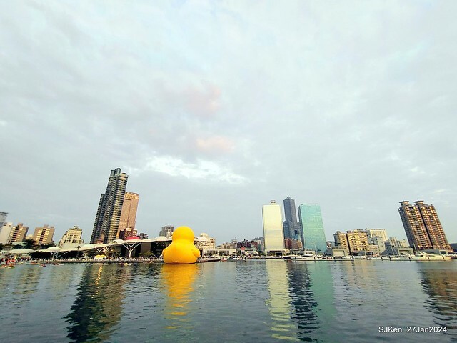 「黃色小鴨 Rubber Duck」由荷蘭藝術家霍夫曼(Florentijn Hofman)創作 exhibitied at Koashiung harbour from 2024.01.27 ~ 2024.02.25, by SJKen, Jan 27, 2024.