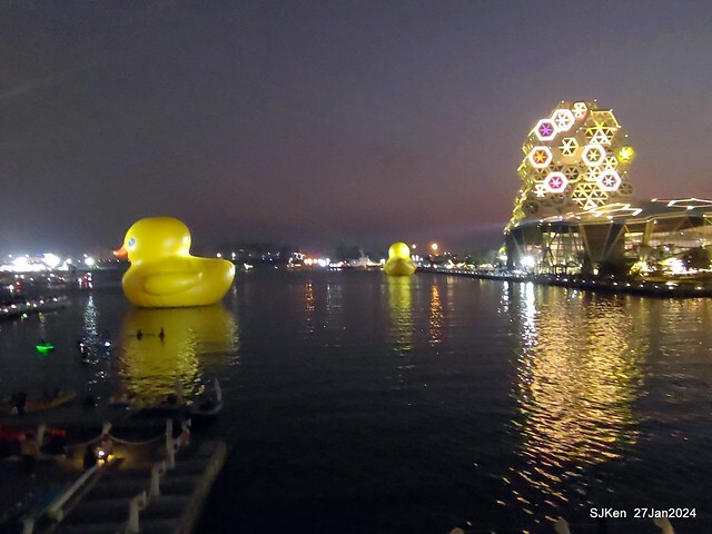 「黃色小鴨 Rubber Duck」由荷蘭藝術家霍夫曼(Florentijn Hofman)創作 exhibitied at Koashiung harbour from 2024.01.27 ~ 2024.02.25, by SJKen, Jan 27, 2024.