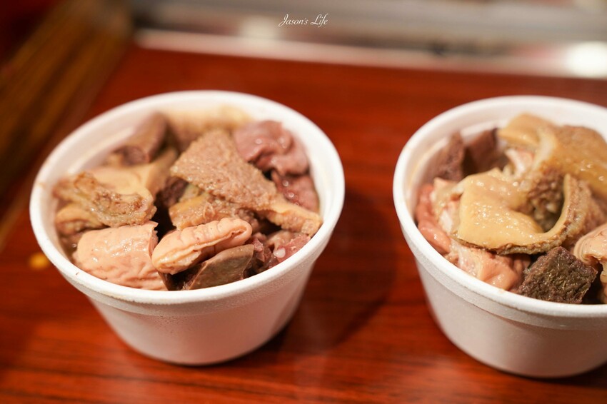 香港【香港九龍│美食】廟街牛什粉麵。油麻地廟街美食推薦1968年開業，所剩無幾的牛雜攤，入味又Q彈