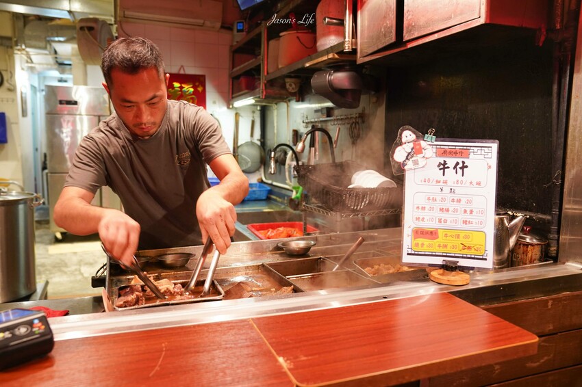 香港【香港九龍│美食】廟街牛什粉麵。油麻地廟街美食推薦1968年開業，所剩無幾的牛雜攤，入味又Q彈